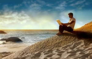 homme écrivant sur la plage